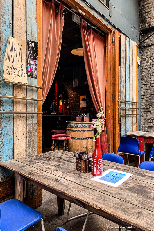 Restauranttische auf dem Maltby Street Market in London