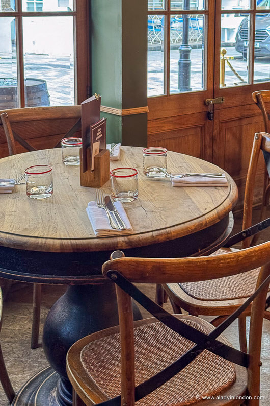 London Pub Table