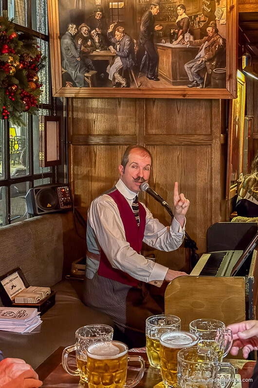 Covent Garden pub piano player