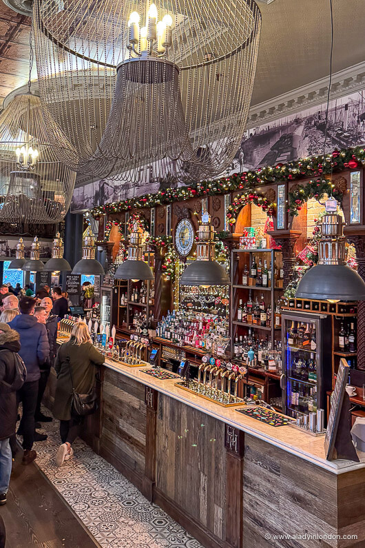 London Bridge pub Christmas