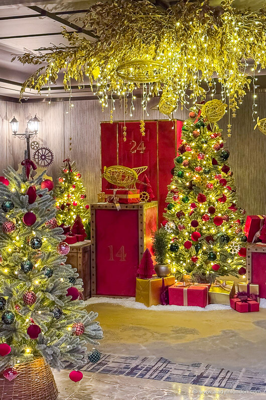 London hotel lobby at Christmas