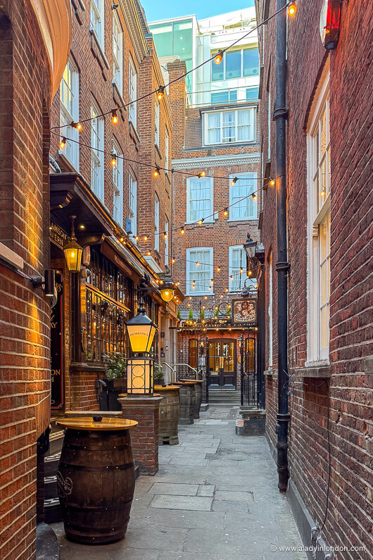 London tavern in an alley