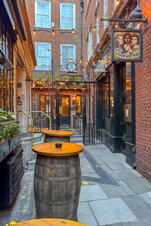 Tavern courtyard in London
